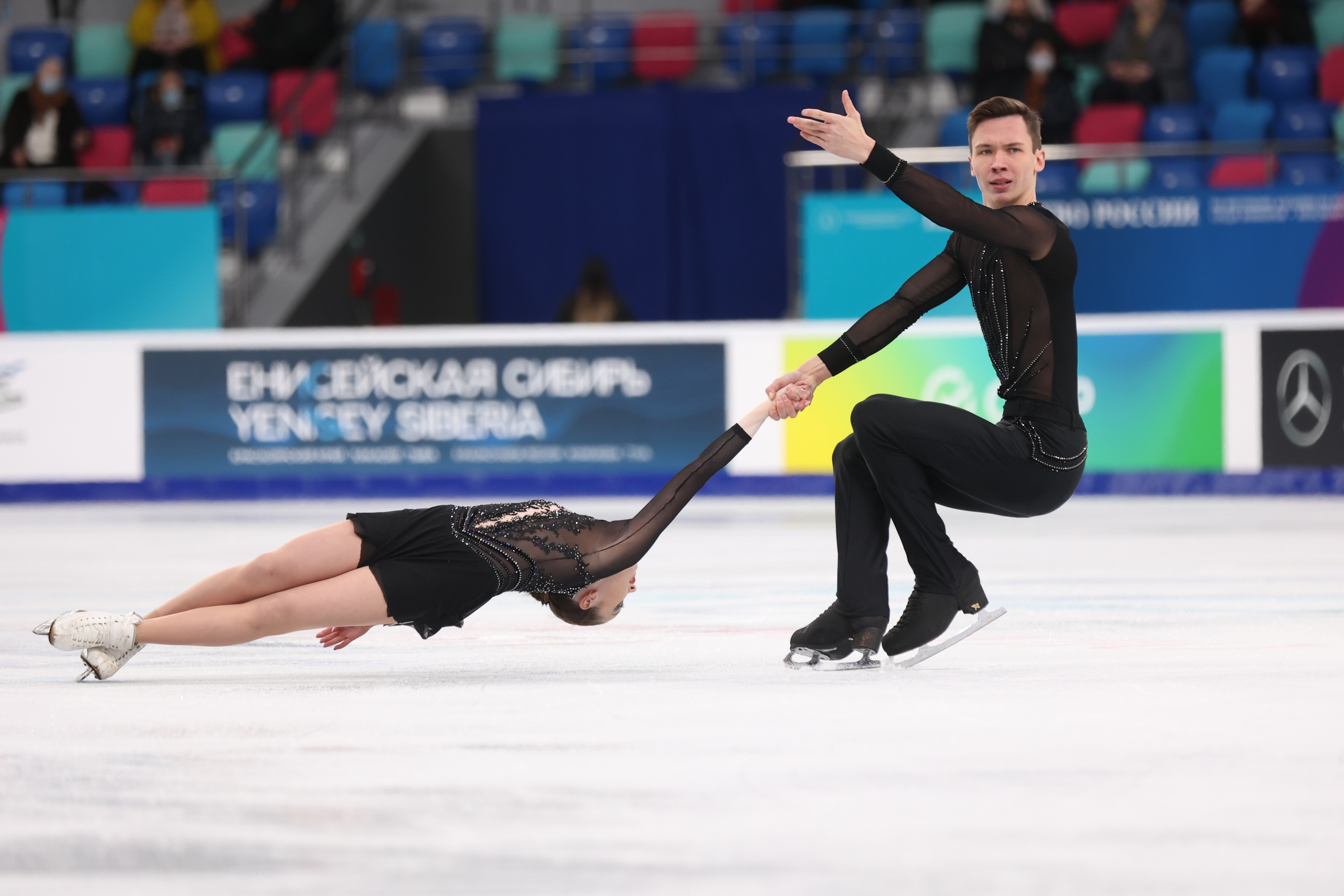 Пары фигурное катание спартакиада. Чемпионат России по фигурному катанию 2021-2022. Первенство России по фигурному катанию 2022. Чемпионат России по фигурному катанию 2022 Красноярск. Фигурное катание Красноярск 2021.